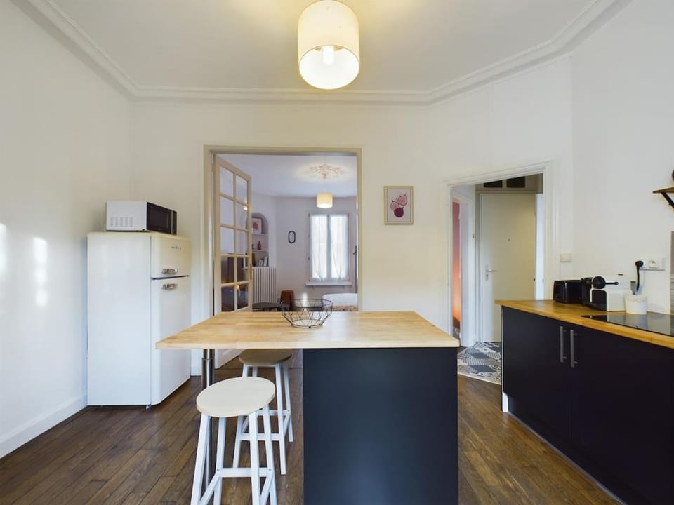 Kitchen or kitchenette, Dining area, stove
