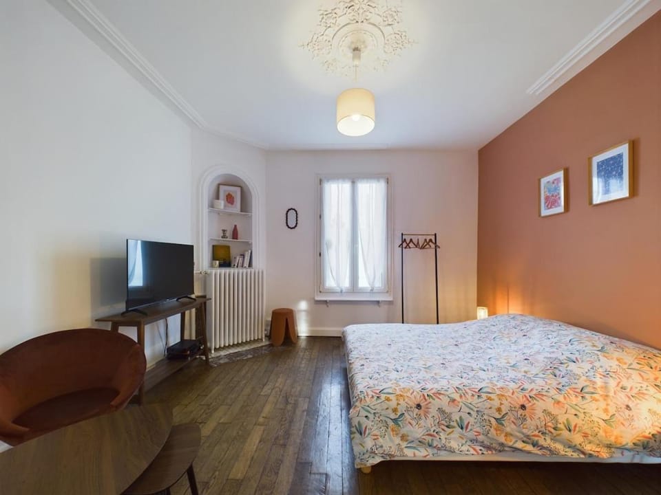 Bed, TV and multimedia, Photo of the whole room, Bedroom