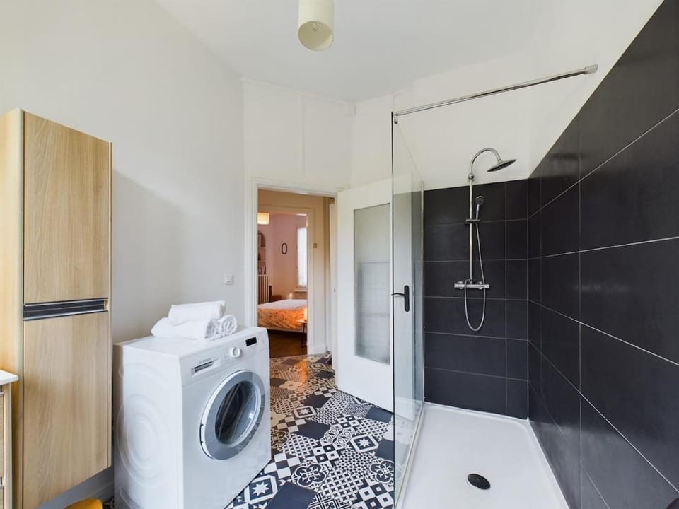 Shower, Bathroom, towels, washing machine