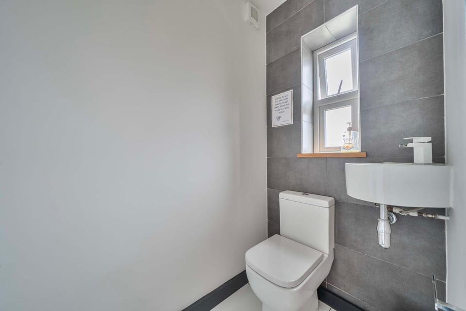 Modern Large 4-Bed Property sleeps 10 in Abergele House in Abergele