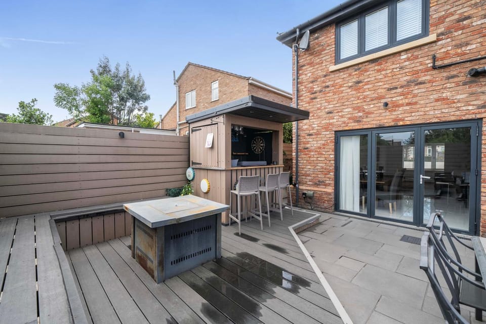 Modern Large 4-Bed Property sleeps 10 in Abergele House in Abergele