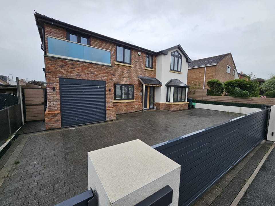 Property building, Day, Neighbourhood