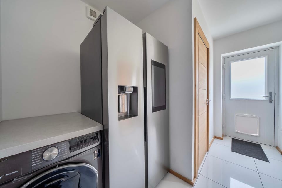 Modern Large 4-Bed Property sleeps 10 in Abergele House in Abergele