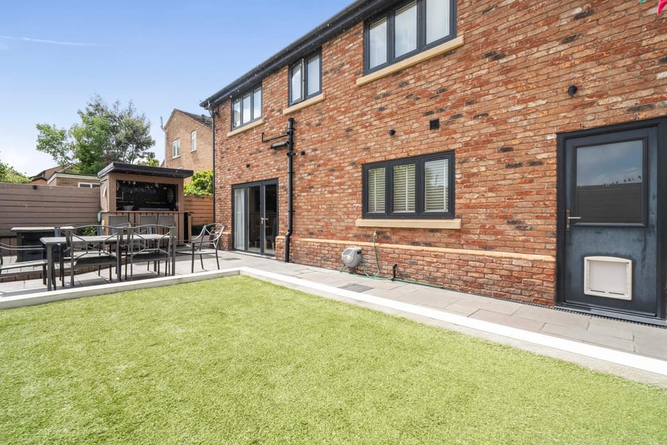 Modern Large 4-Bed Property sleeps 10 in Abergele House in Abergele