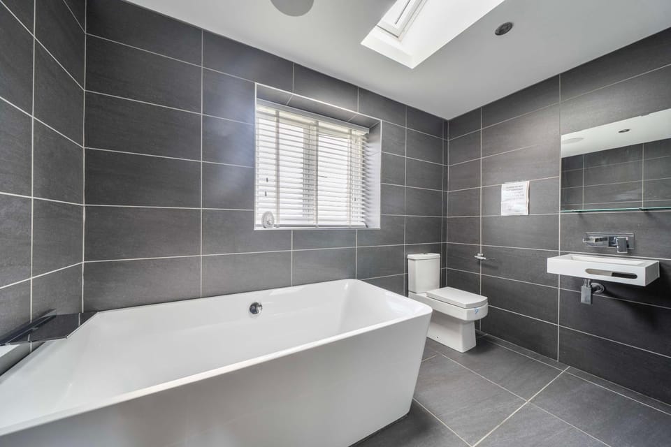Modern Large 4-Bed Property sleeps 10 in Abergele House in Abergele
