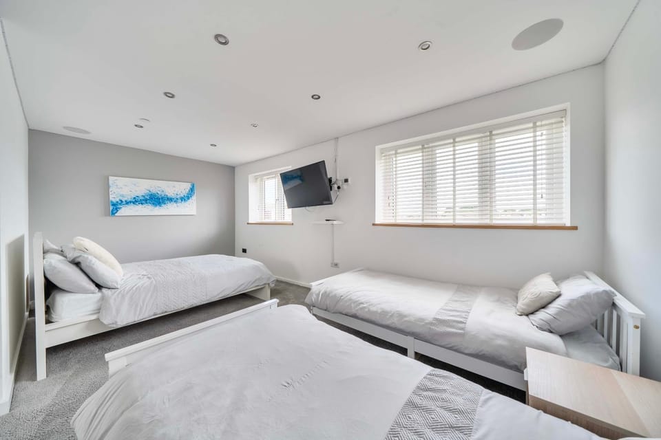 Modern Large 4-Bed Property sleeps 10 in Abergele House in Abergele