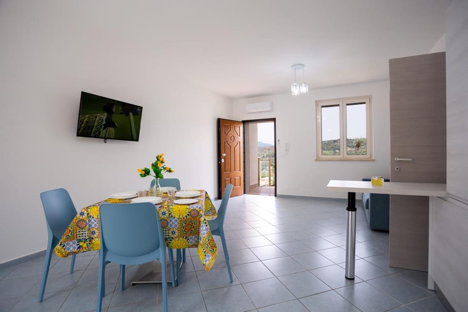 TV and multimedia, Kitchen or kitchenette, Living room, Seating area, Dining area