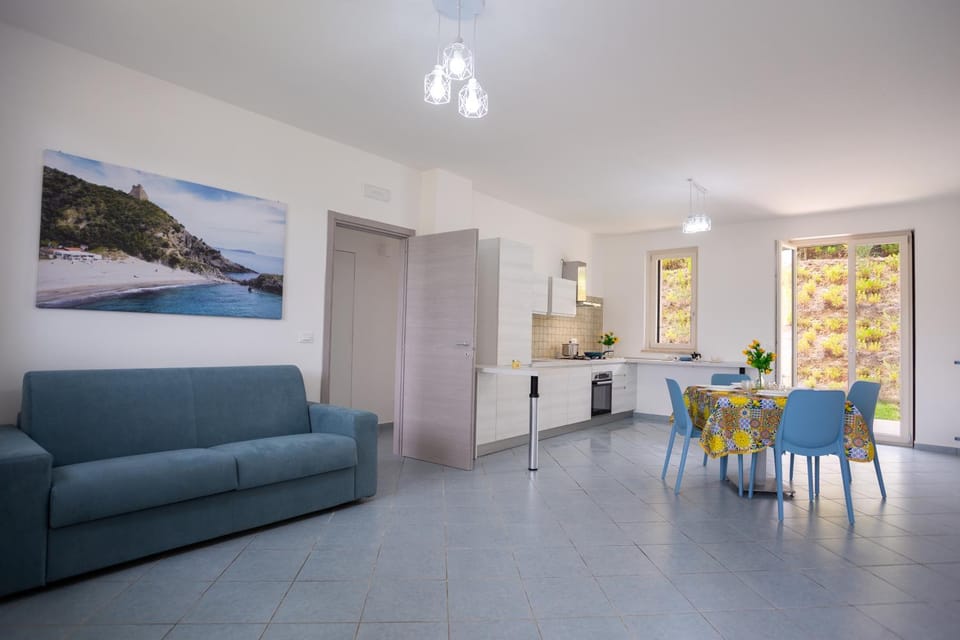 Kitchen or kitchenette, Living room, Seating area, Dining area