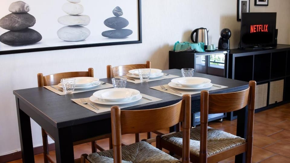 Coffee/tea facilities, Living room, Seating area, Dining area