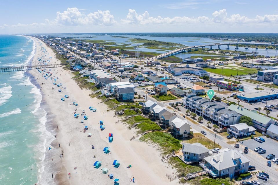 5 Bedroom home with Elevator-located in Heart of Surf City, beach access across street House in Surf City