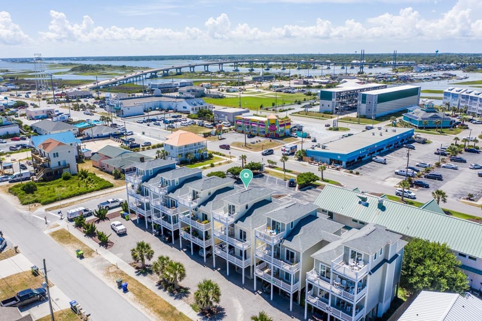 5 Bedroom home with Elevator-located in Heart of Surf City, beach access across street House in Surf City