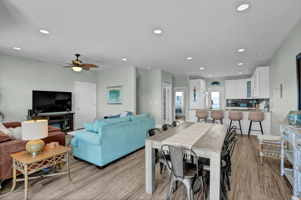 5 Bedroom home with Elevator-located in Heart of Surf City, beach access across street House in Surf City