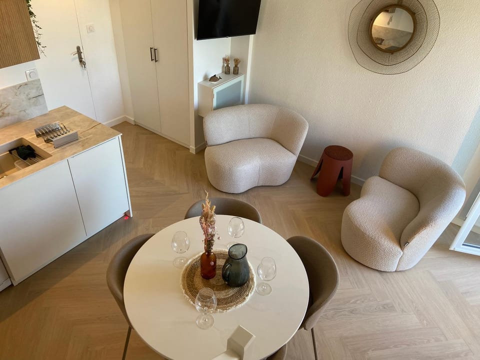 TV and multimedia, Kitchen or kitchenette, Living room, Dining area