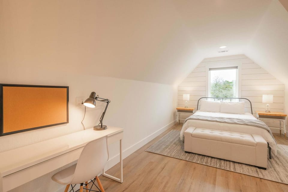 Scarlet Ridge Retreat - Near Wineries & DT Austin Apartment in Rio Grande