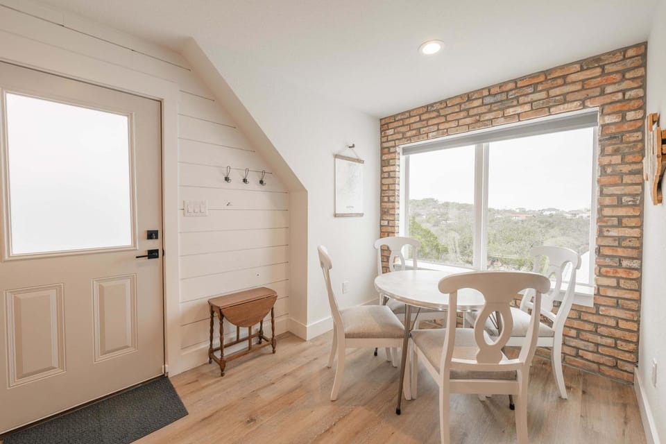 Scarlet Ridge Retreat - Near Wineries & DT Austin Apartment in Rio Grande