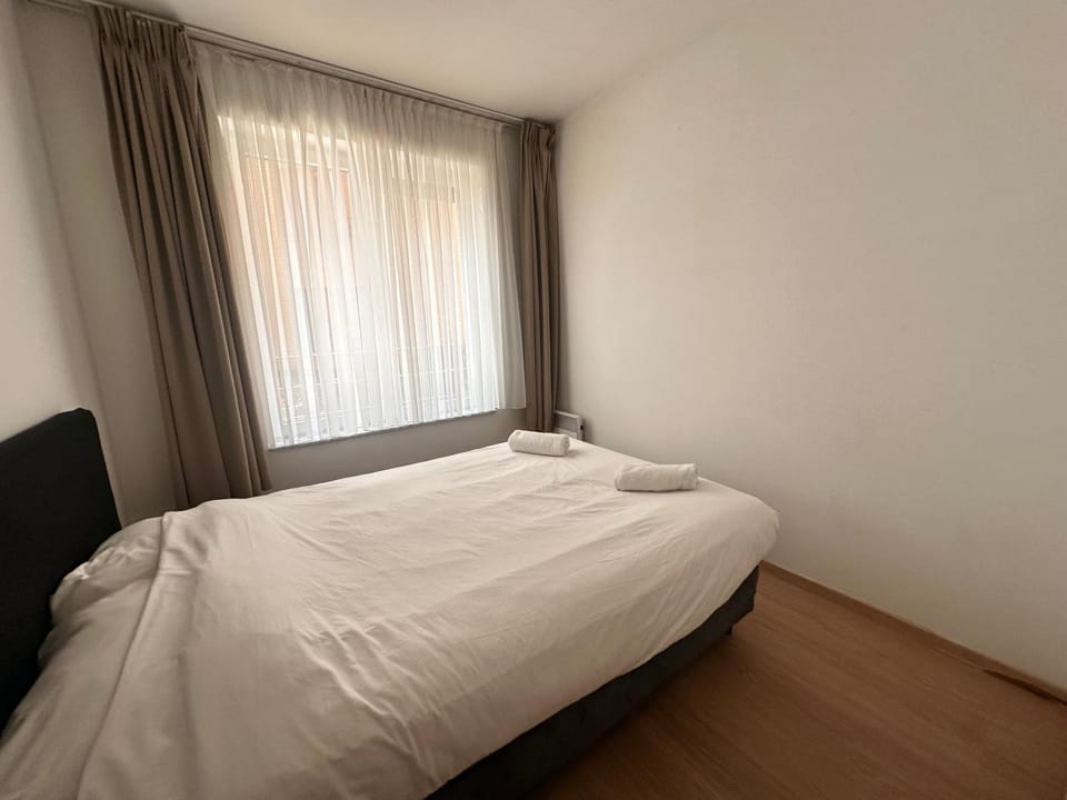 Modern 2 Bedroom Apartment for 6 - City Center Apartment in Brussels