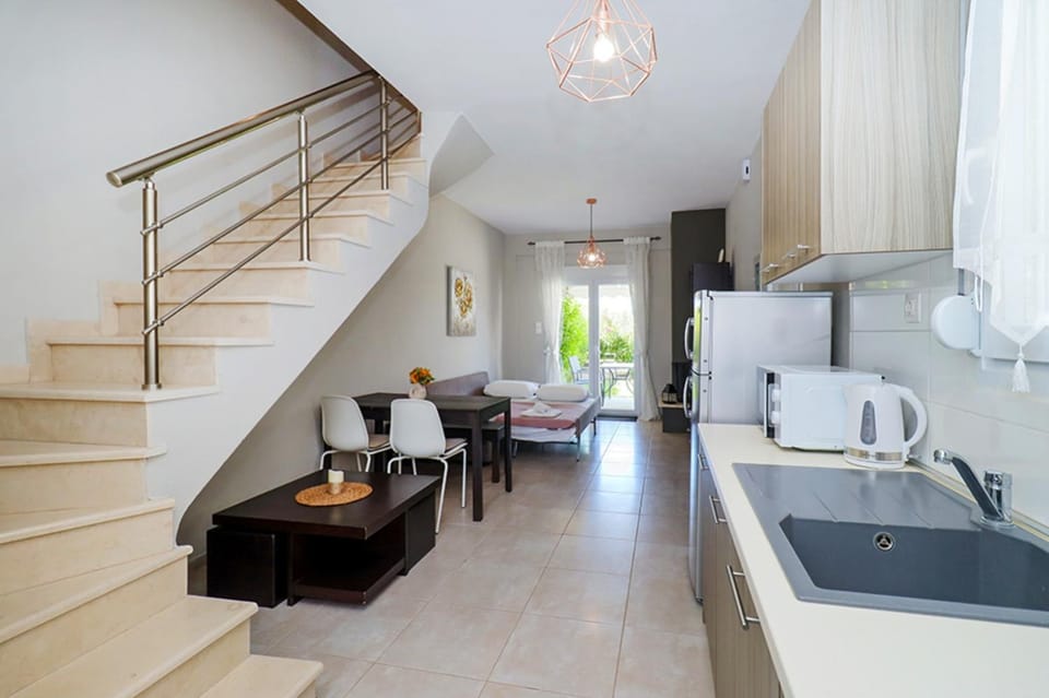 Bed, Kitchen or kitchenette, Living room, Seating area, Dining area