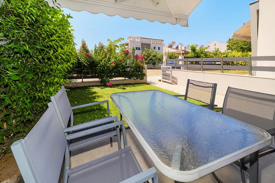 Patio, Day, Garden, Balcony/Terrace, Dining area, Garden view