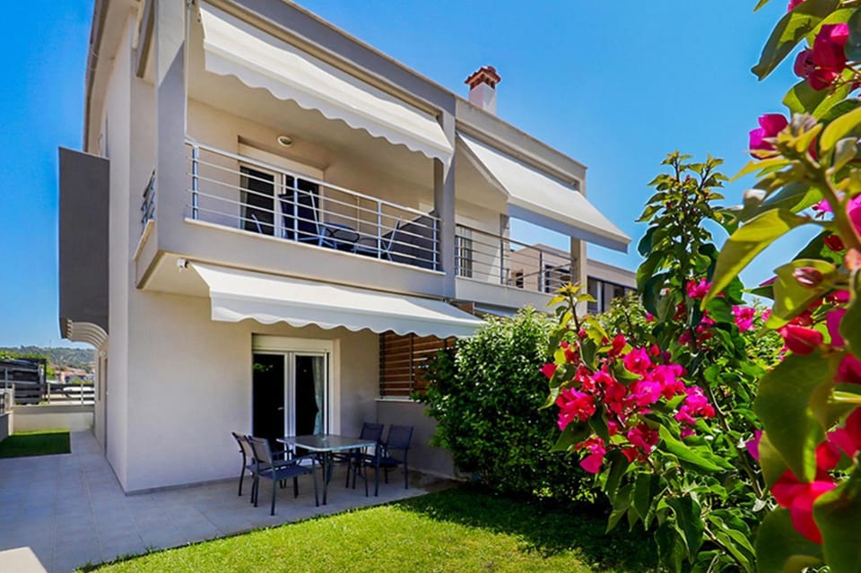 Property building, Patio, Day, Garden, View (from property/room), Balcony/Terrace, Garden view