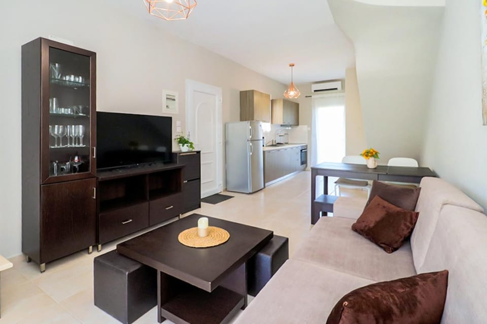 Kitchen or kitchenette, Living room, Seating area, Dining area