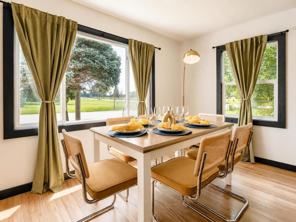 Seating area, Dining area, Garden view