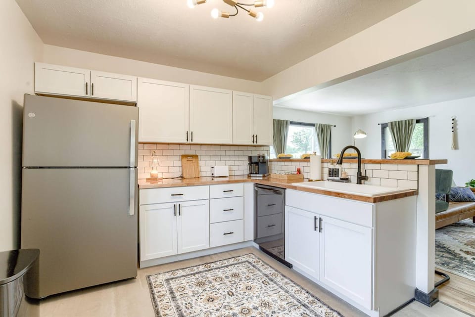 Kitchen or kitchenette, dishwasher, oven, stove