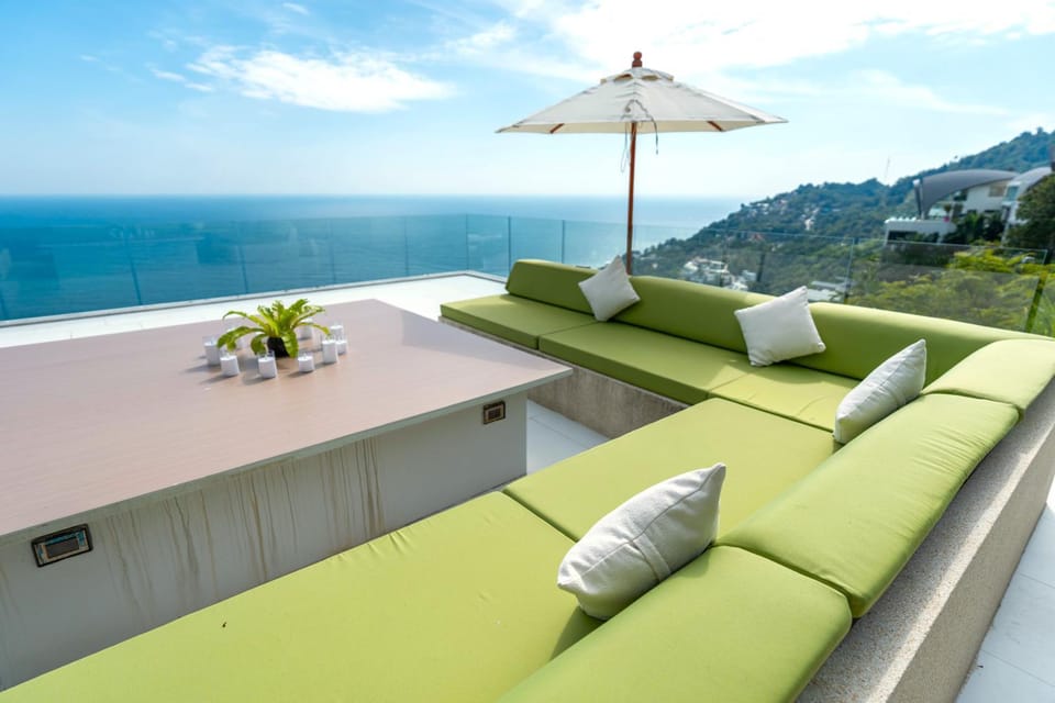 View (from property/room), Balcony/Terrace, Seating area, Sea view