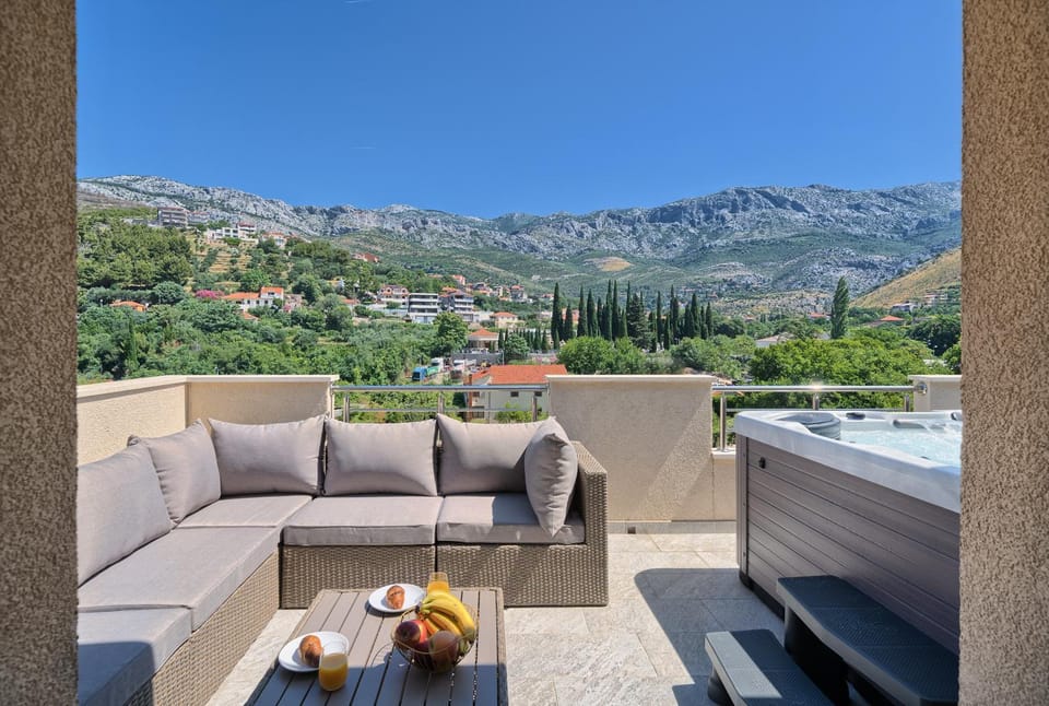 Luxury Mountain View Escape with Private Jacuzzi Split area Apartment in Podstrana