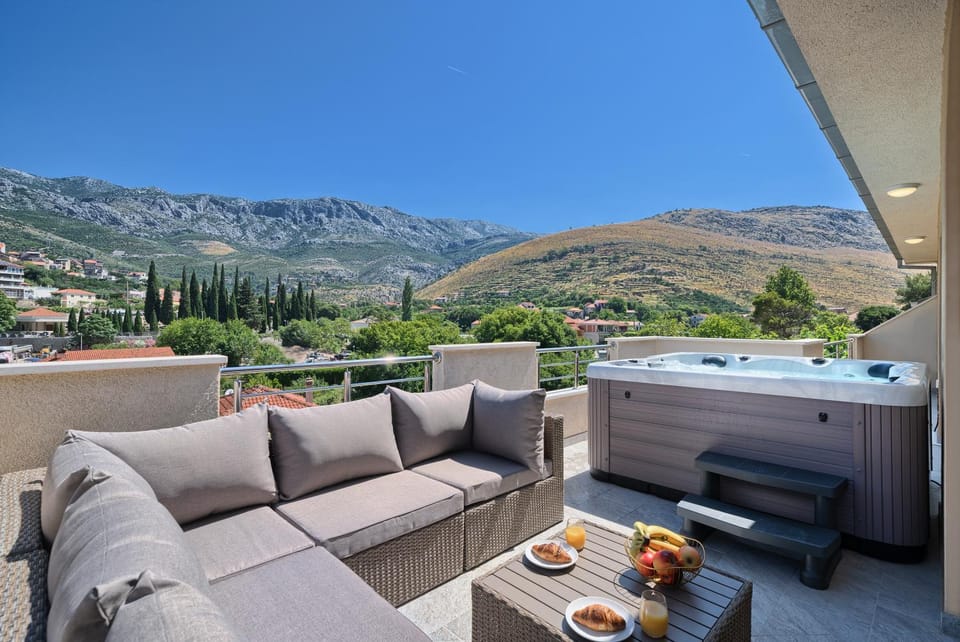 Luxury Mountain View Escape with Private Jacuzzi Split area Apartment in Podstrana