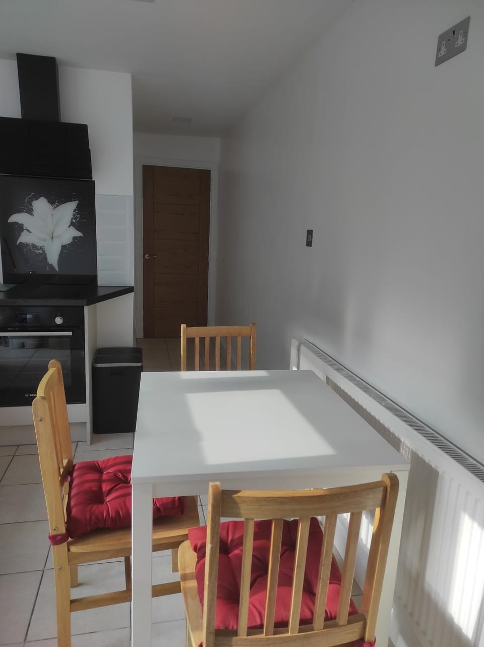 TV and multimedia, Kitchen or kitchenette, Living room, Seating area, Dining area