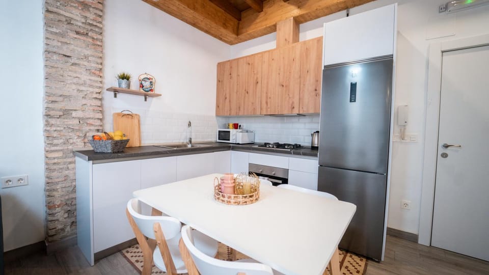 Kitchen or kitchenette, Dining area, oven, stove, toaster