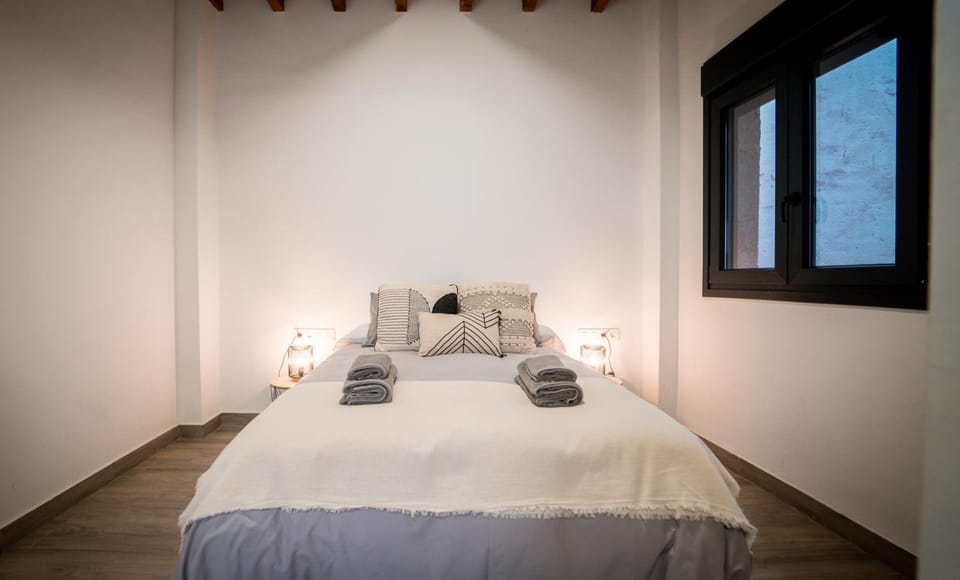 Bed, Photo of the whole room, Bedroom, towels