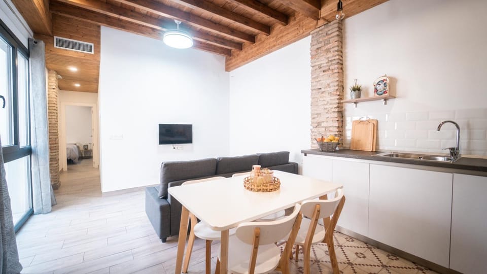TV and multimedia, Coffee/tea facilities, Kitchen or kitchenette, Living room, Seating area, Dining area