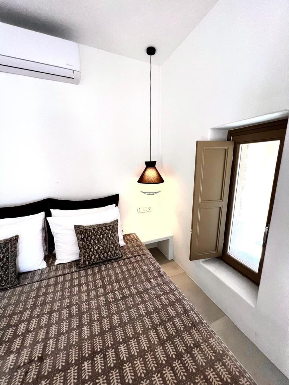 Bed, Bedroom, air conditioner