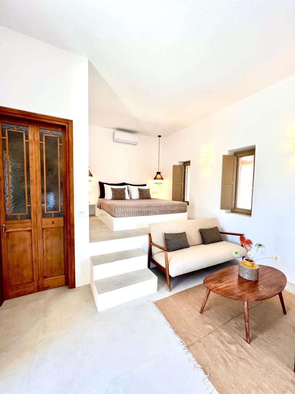 Bed, Photo of the whole room, Seating area, Bedroom