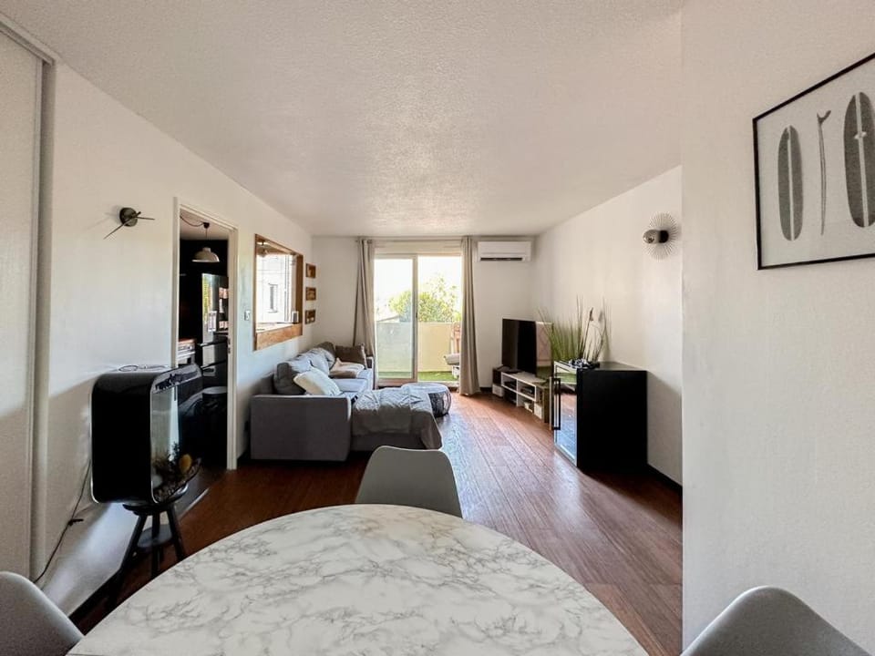 TV and multimedia, Living room, Seating area, Dining area