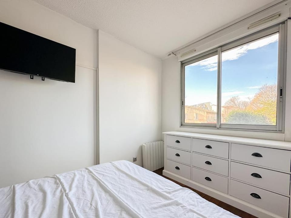 Bed, TV and multimedia, Photo of the whole room