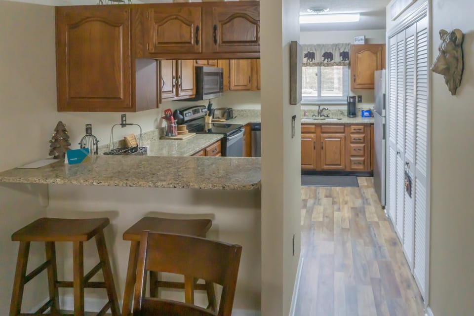 1 Mi to Dtwn Pigeon Forge! Mtn-View Gem w/ Balcony House in Pigeon Forge