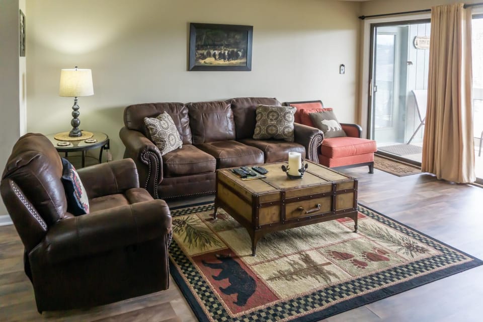 1 Mi to Dtwn Pigeon Forge! Mtn-View Gem w/ Balcony House in Pigeon Forge