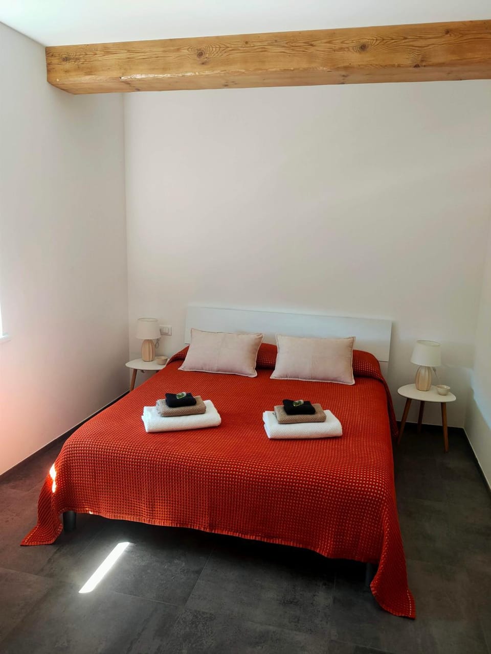 Bed, Photo of the whole room, Bedroom, towels