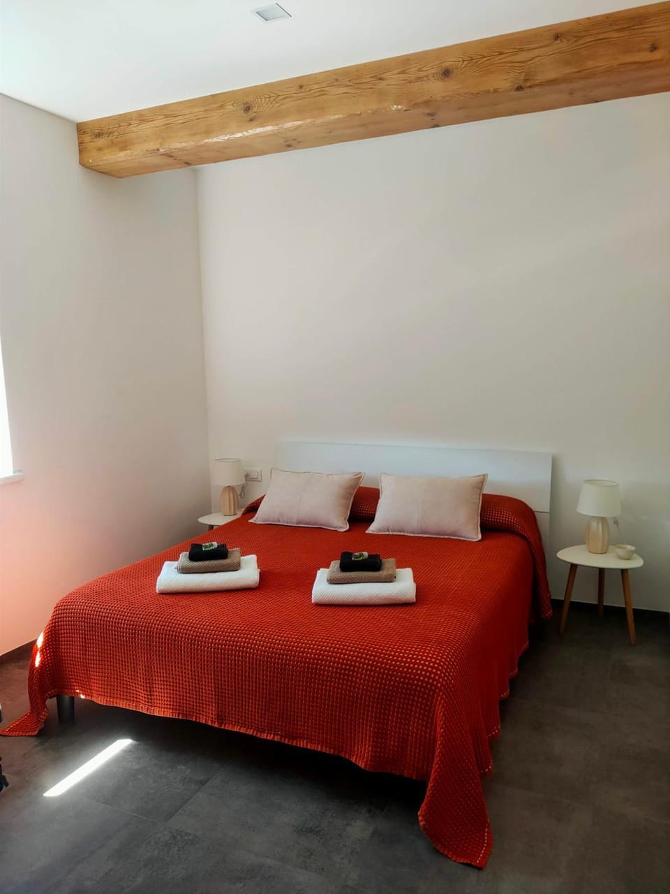 Bed, Photo of the whole room, Bedroom, towels