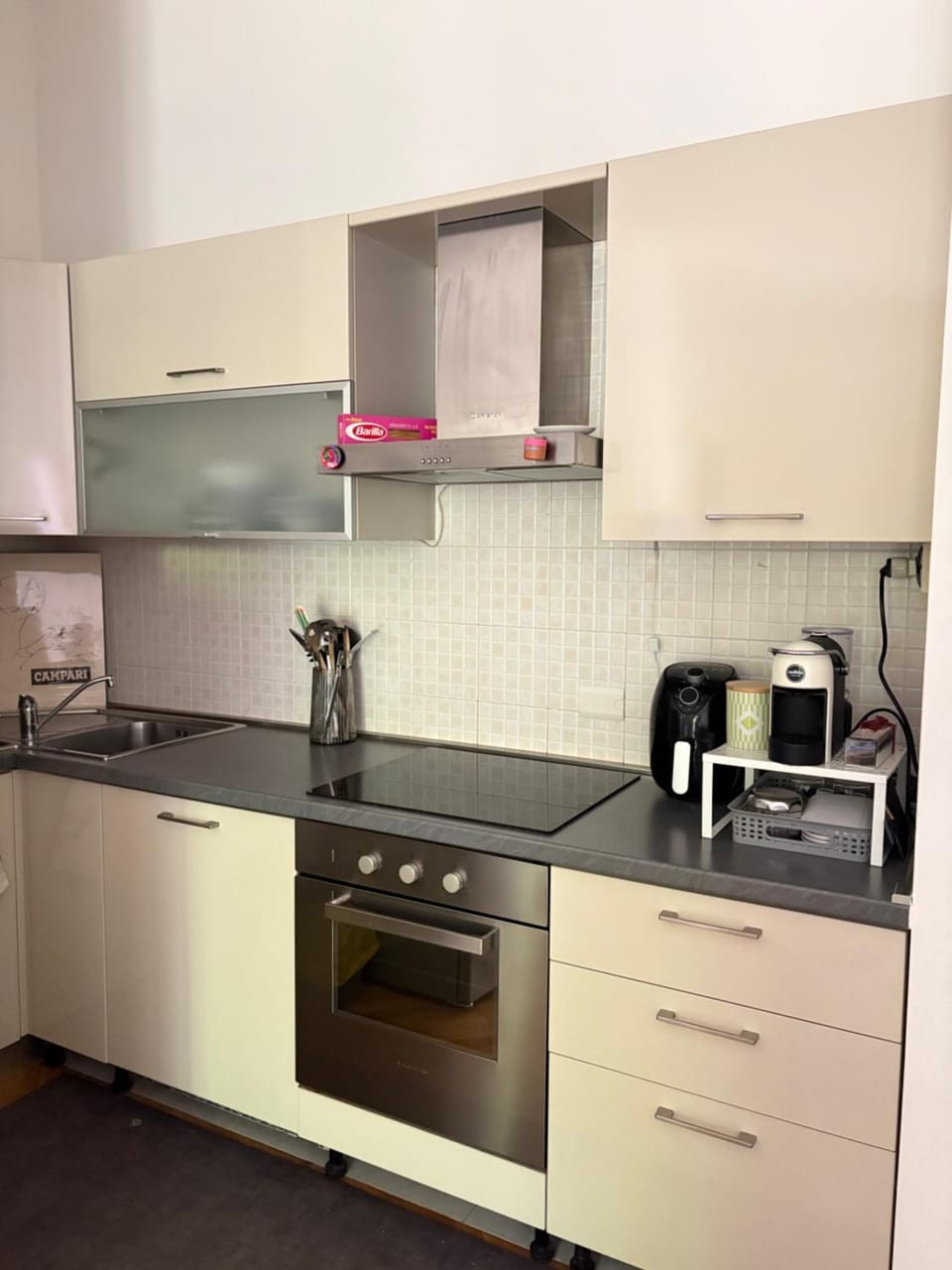 Coffee/tea facilities, Kitchen or kitchenette, stove
