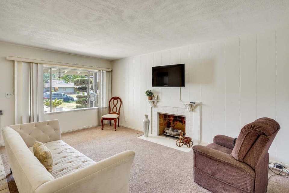 12 Mi to Dtwn LA Family Home with Patio and Yard! House in Bell Gardens