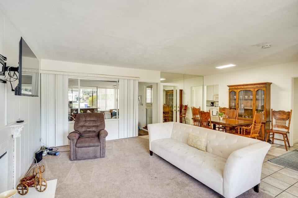 12 Mi to Dtwn LA Family Home with Patio and Yard! House in Bell Gardens