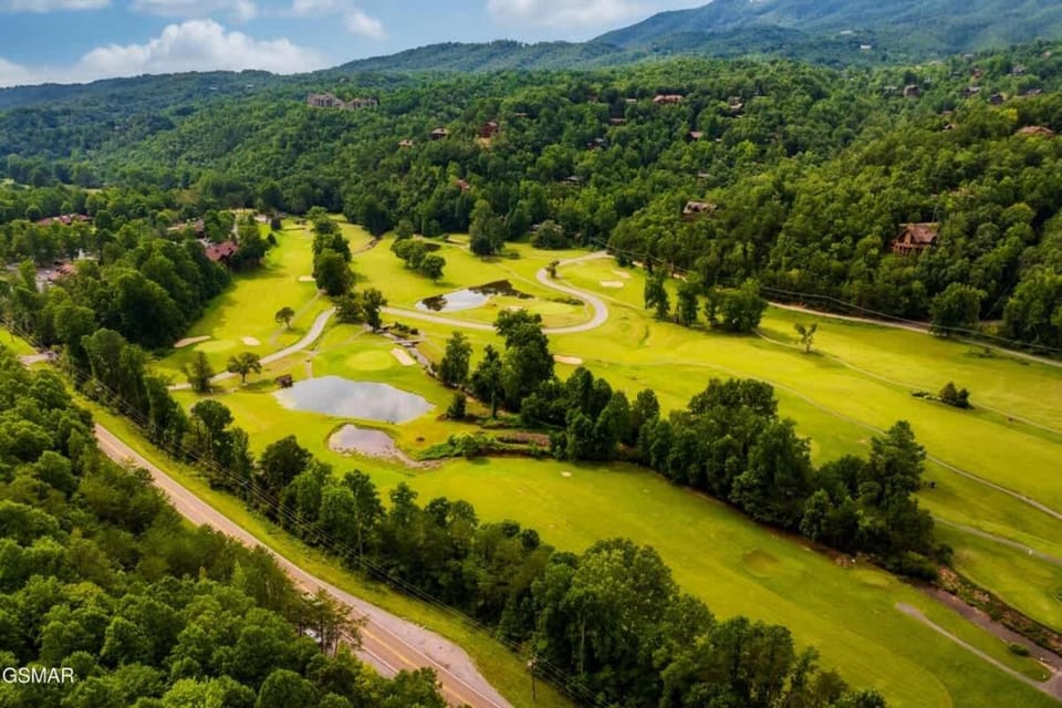 Cozy Timbers by Beyond Expectations w Hot Tub House in Gatlinburg