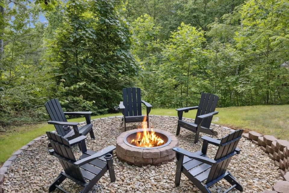Cozy Timbers by Beyond Expectations w Hot Tub House in Gatlinburg