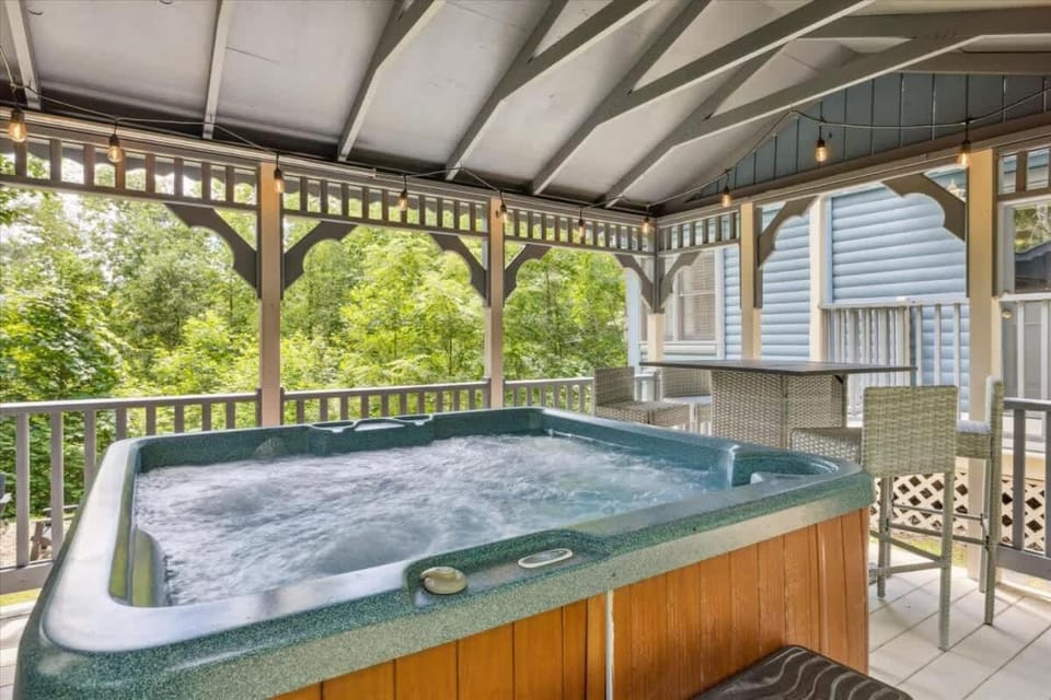 Cozy Timbers by Beyond Expectations w Hot Tub House in Gatlinburg