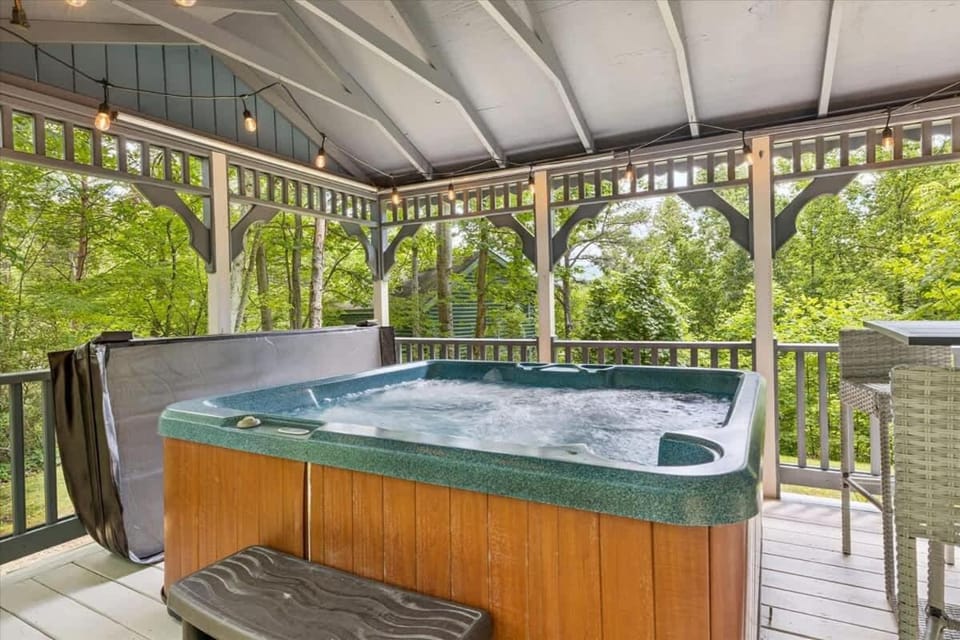 Cozy Timbers by Beyond Expectations w Hot Tub House in Gatlinburg