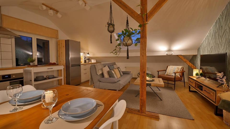 TV and multimedia, Kitchen or kitchenette, Living room, Seating area