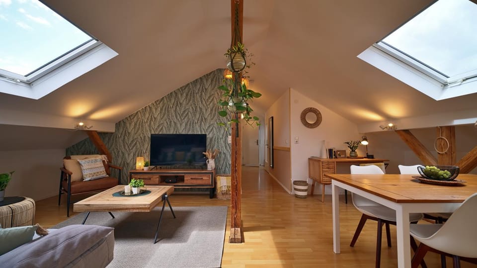 TV and multimedia, Living room, Seating area, Dining area